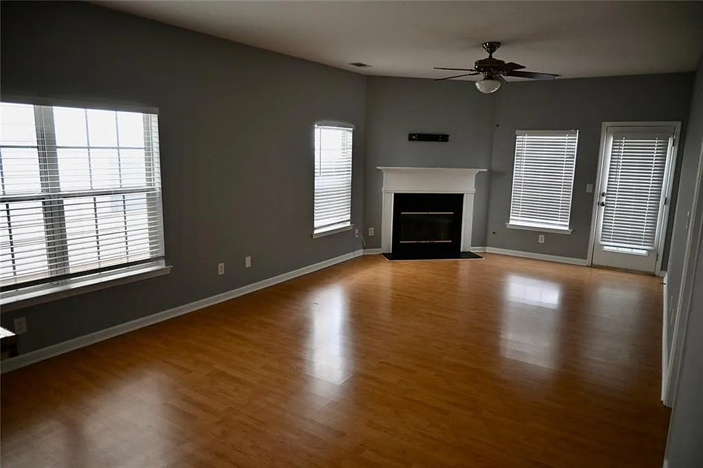 3 bed, 2.0 bath, 1424 sqft, $2,100 — Photo 2