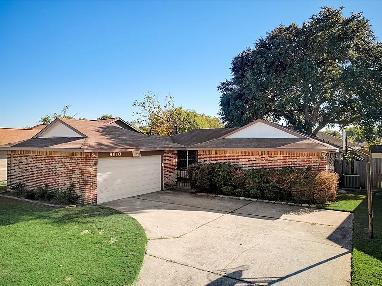 9910 Willmont Rd — Photo 1
