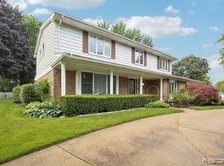 402 Thomas Ln, Grand Blanc, MI 48439
