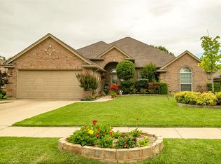 541 Willowview Dr, Saginaw, TX 76179