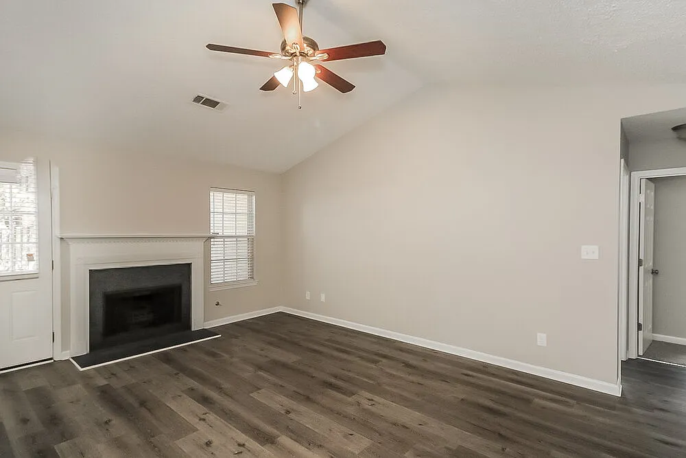 3 bed, 2.0 bath, 1369 sqft, $1,995 — Photo 3