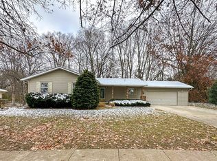 647 Alamo Dr, Freeport, IL 61032