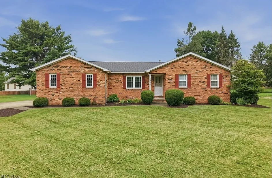 3 bed, 2.5 bath, 1639 sqft, $2,800 — Photo 3