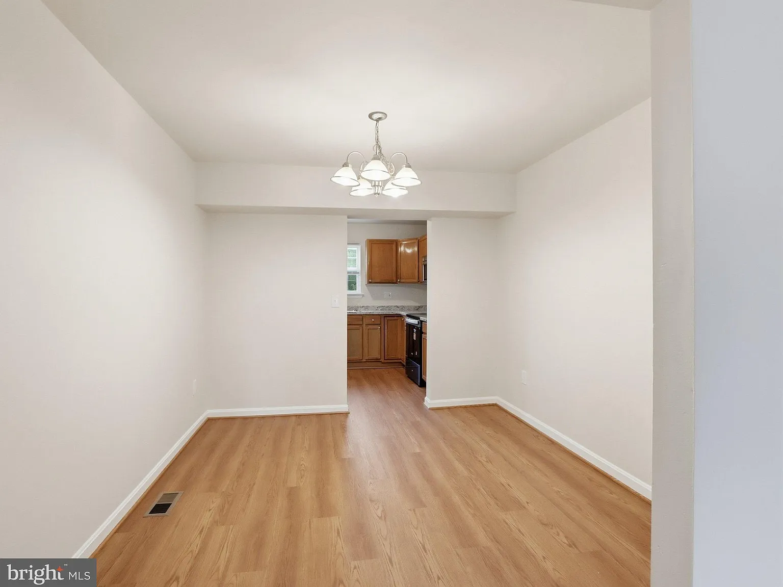 3 bed, 3.5 bath, 1372 sqft, $2,600 — Photo 4
