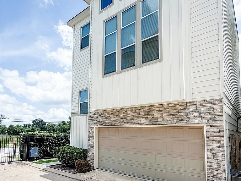 1803 Crestdale Dr — Photo 3