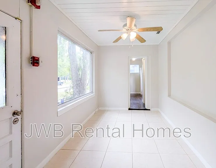 4305 Springfield Blvd — Photo 5