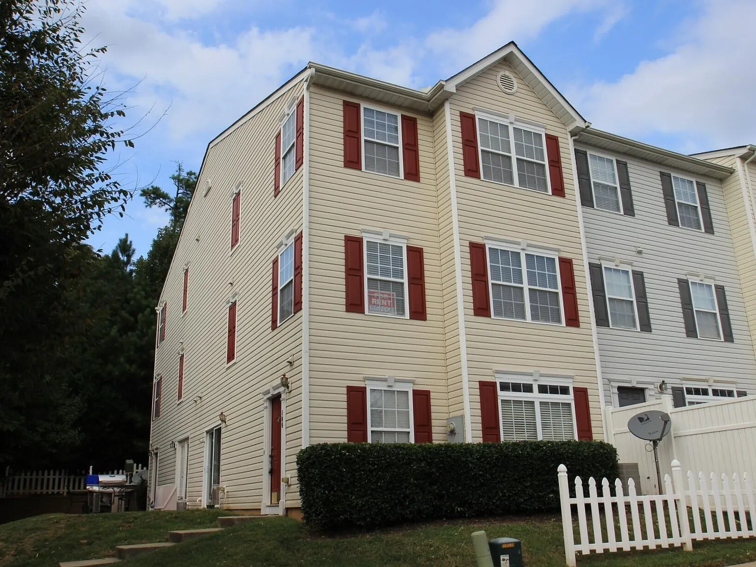 3 bed, 2.5 bath, 1740 sqft, $1,700 — Photo 1