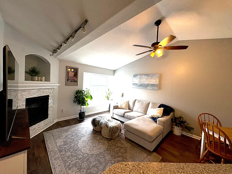 8601 E Dry Creek Rd — Photo 2