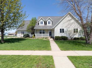 1928 10th St, Camanche, IA 52730