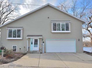 5430 W Peninsula Rd, Waterford, WI 53185