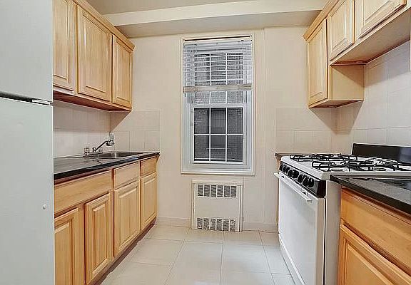 3rd image of 140-23 Burden Cres #4