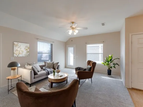 112 Royal Crest Ct, Red Oak, TX 75154