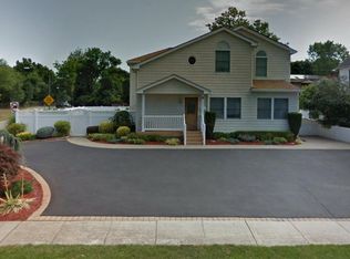 325 Manetto Hill Rd, Plainview, NY 11803