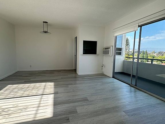 2nd image of 221 S Doheny Dr #4