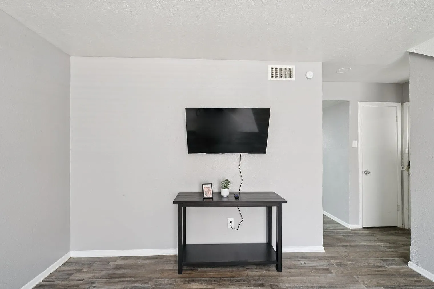 1 bed, 1.5 bath, 871 sqft, $1,515 — Photo 3