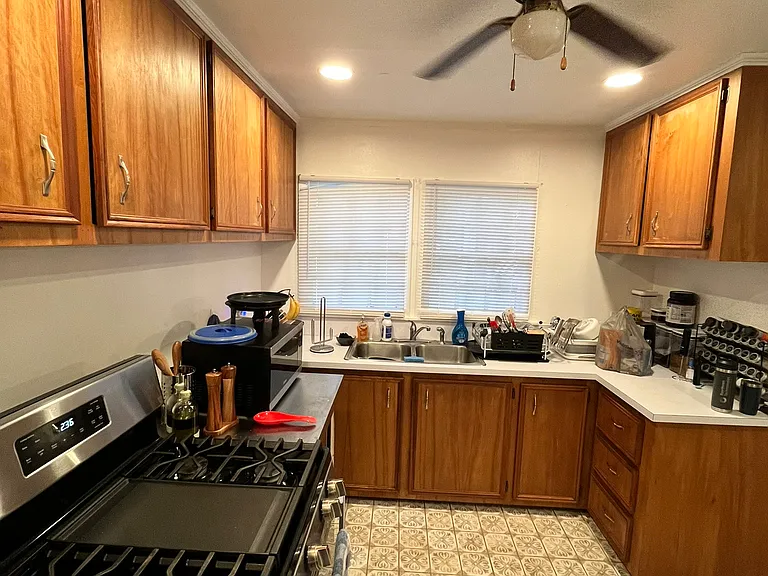 221 Hayter St — Photo 10