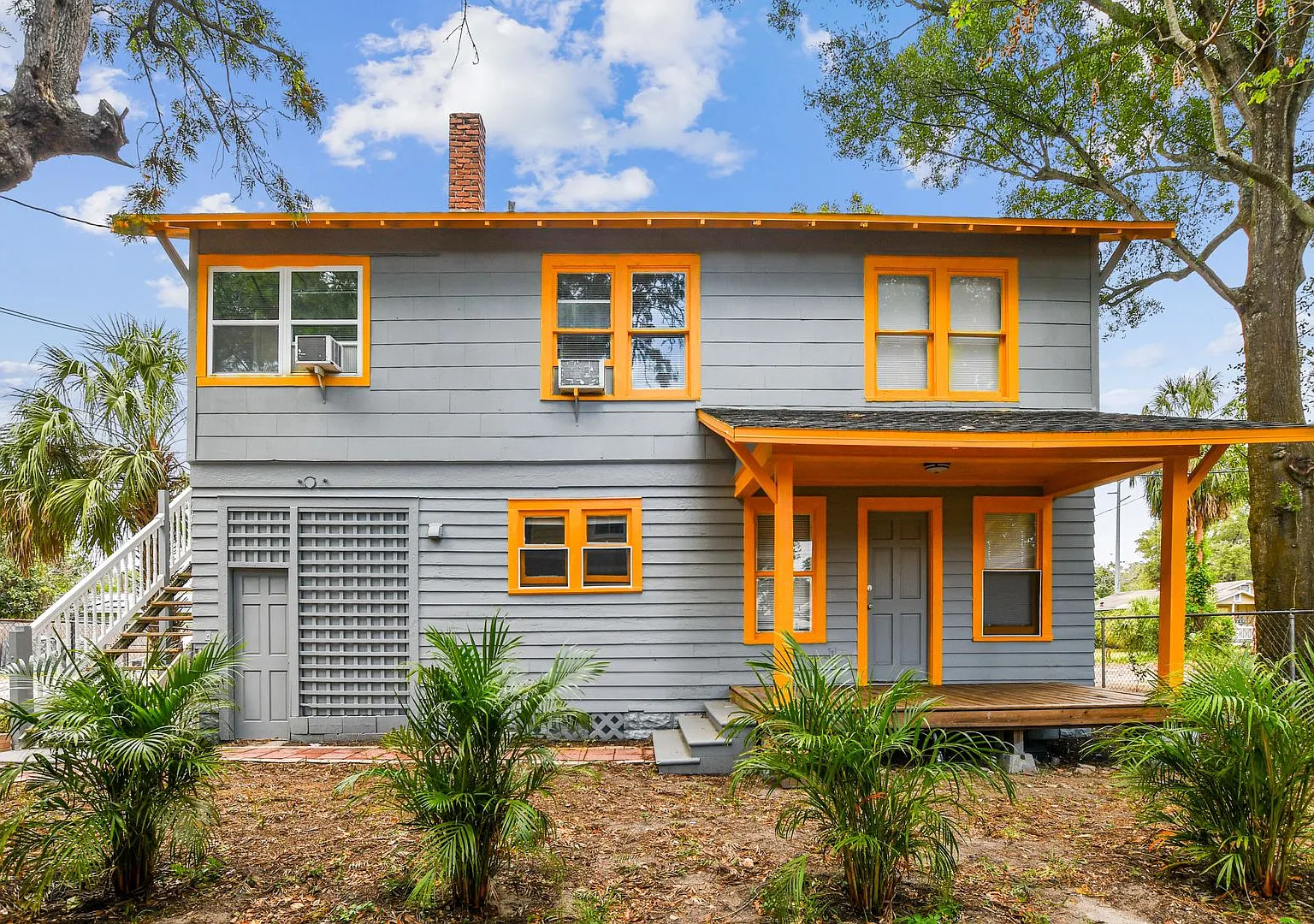 Available Now! Spacious 3 Bedroom Upstairs Apartment Near Downtown St. Petersburg — Photo 1