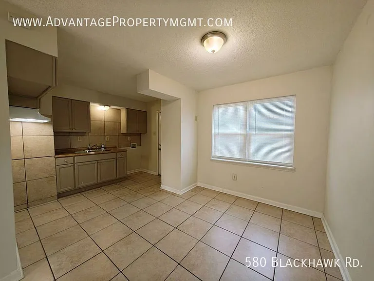 580 Blackhawk Rd — Photo 3