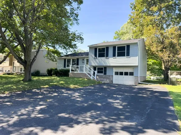 1531 Redfern Dr, Farmington, NY 14425