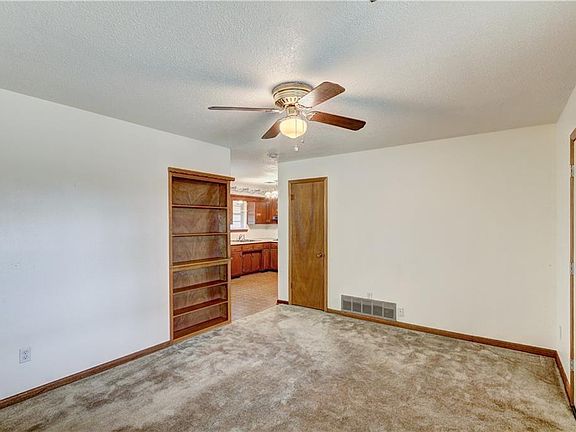 4th image of 2201 Linda Ln