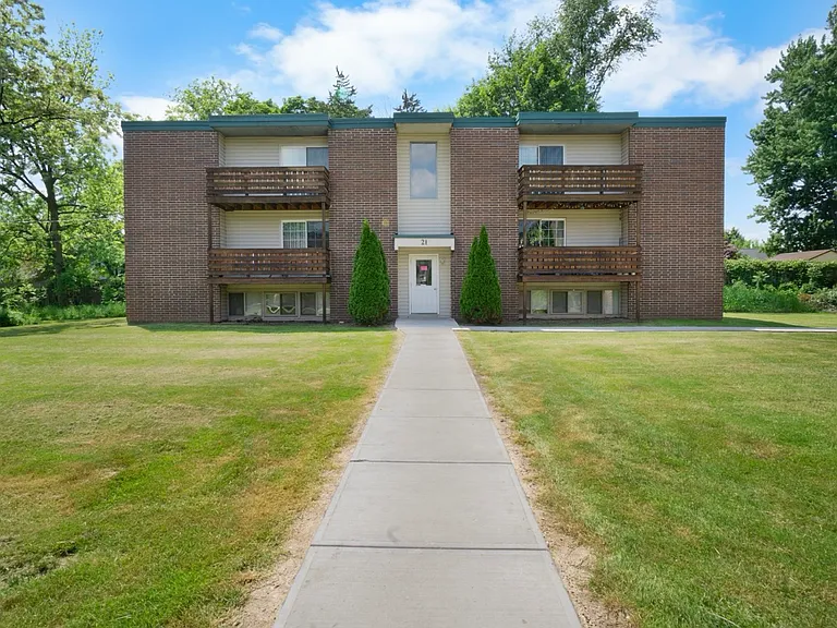 Clay Court Apartments — Photo 15