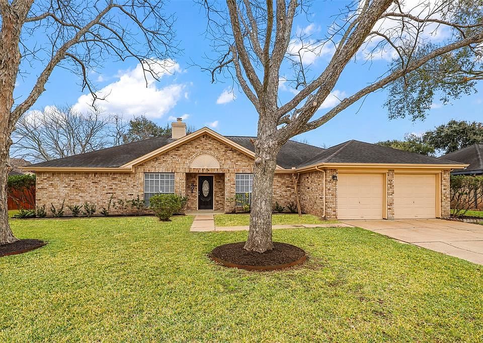 1st image of 802 Foxglove Dr