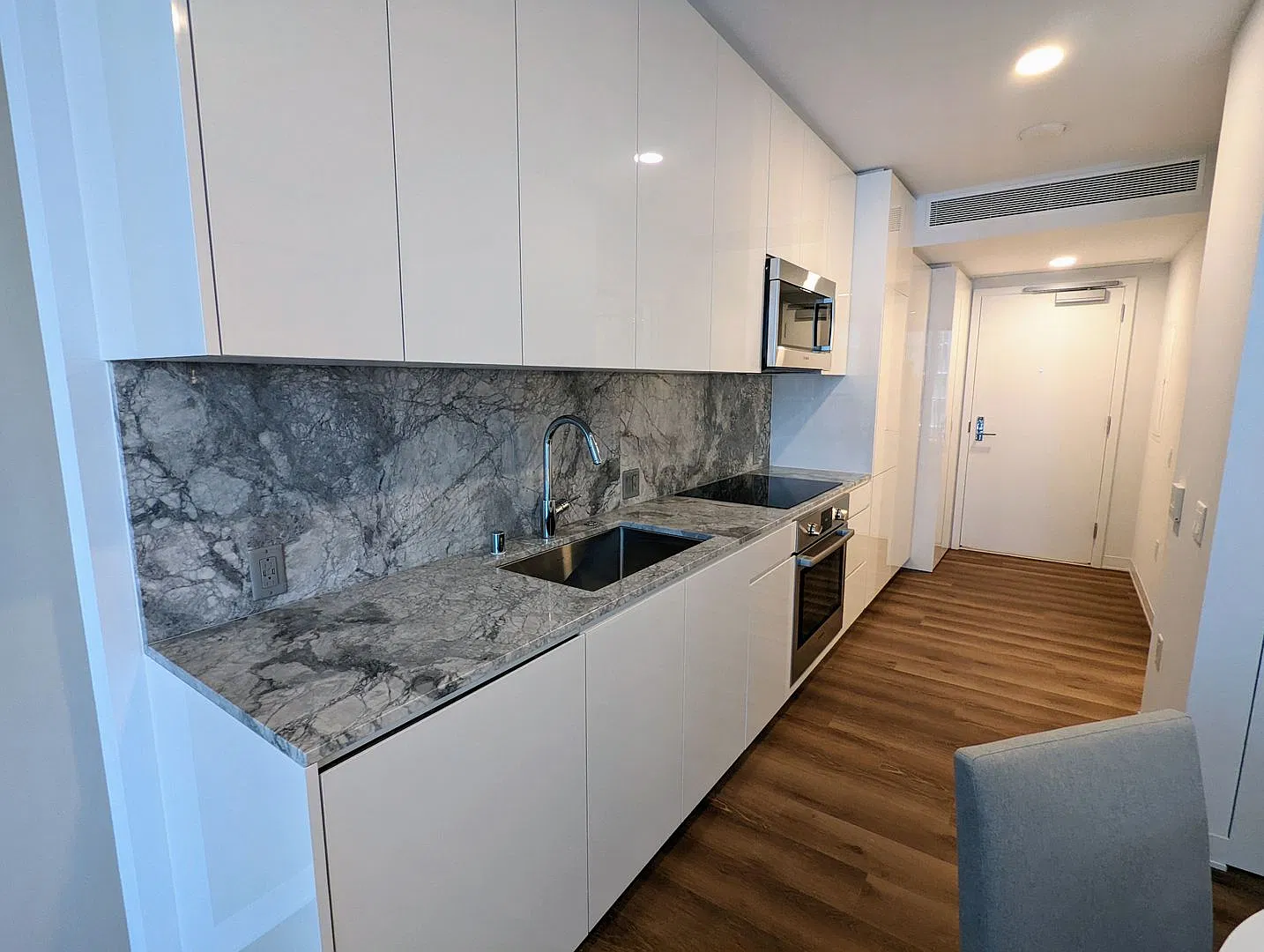 Fully Furnished Ocean View luxurious Studio with 1-Parking and storage at 'A'ali'i — Photo 2