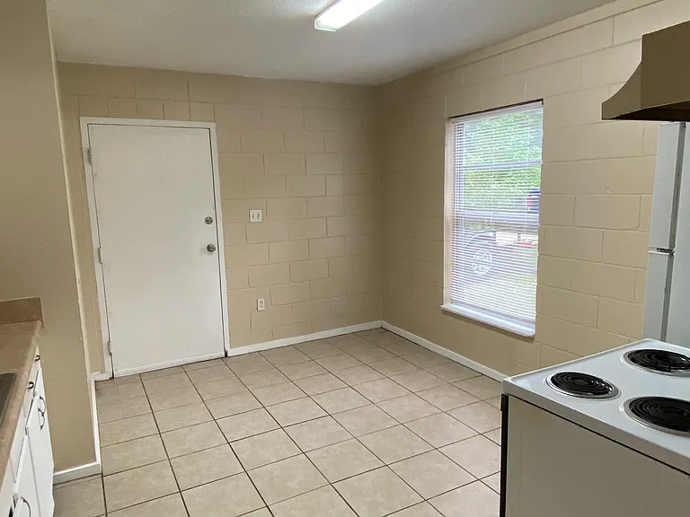 5011 Oleander Dr — Photo 3