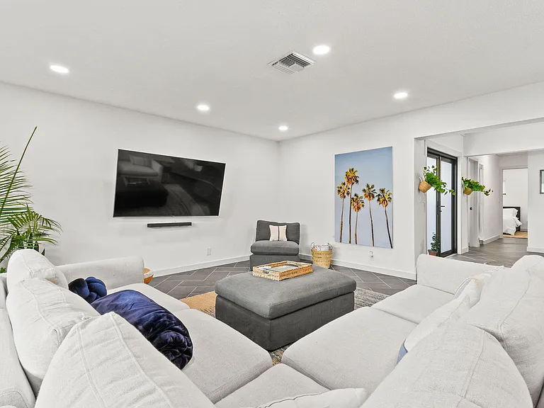 630 NE 15th Pl — Photo 9