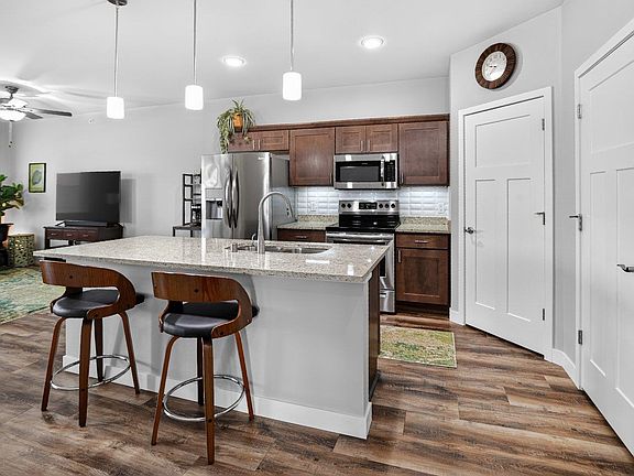 4th image of 1501 N Windsor #305