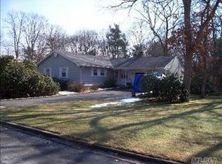 425 Ridgefield Rd, Hauppauge, NY 11788