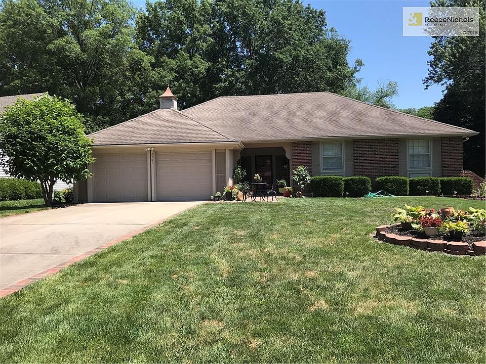 Lovely true ranch in a super quiet culdesac.  Laundry conveniently located in kitchen.