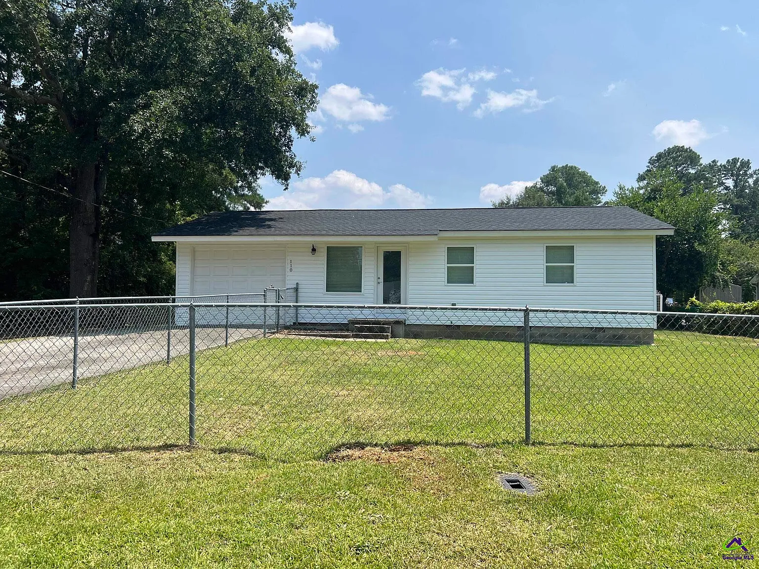 3 bed, 1.0 bath, 816 sqft, $1,100 — Photo 3