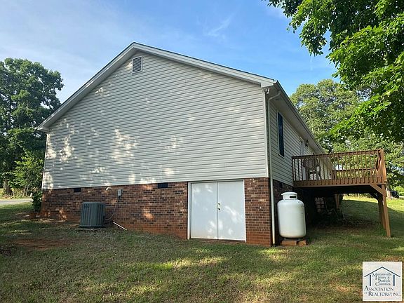 4th image of 1423 Bouldin Rd