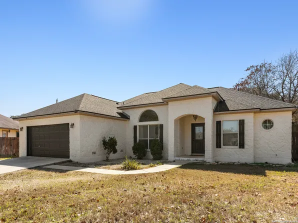325 Howard Dr, Devine, TX 78016