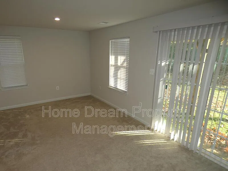 4 bed, 2.5 bath, 1734 sqft, $2,595 — Photo 3