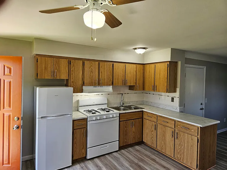Lakeview Apartments — Photo 8