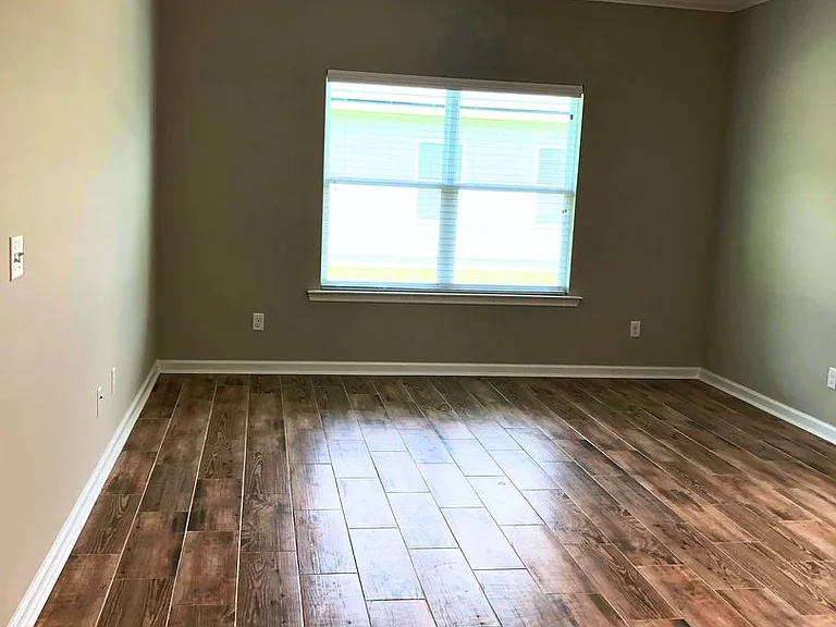 103 Marshall Ct — Photo 3
