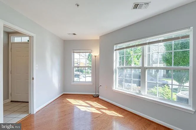 21800 Dragons Green Sq — Photo 17