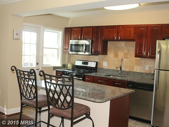 Kitchen w/ island