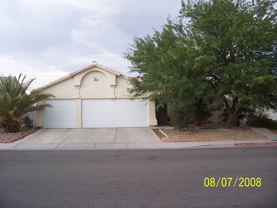 1-story 3-car garage cul de sac location!