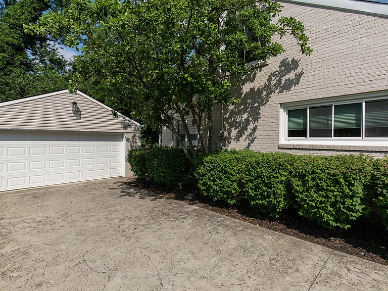 2510 Browns Ln — Photo 2