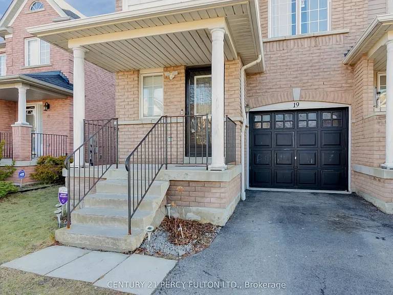 19 Odessa Cres — Photo 3