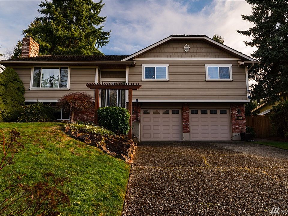 Charming exterior on this lovely home. Spacious driveway allows for lots of parking!