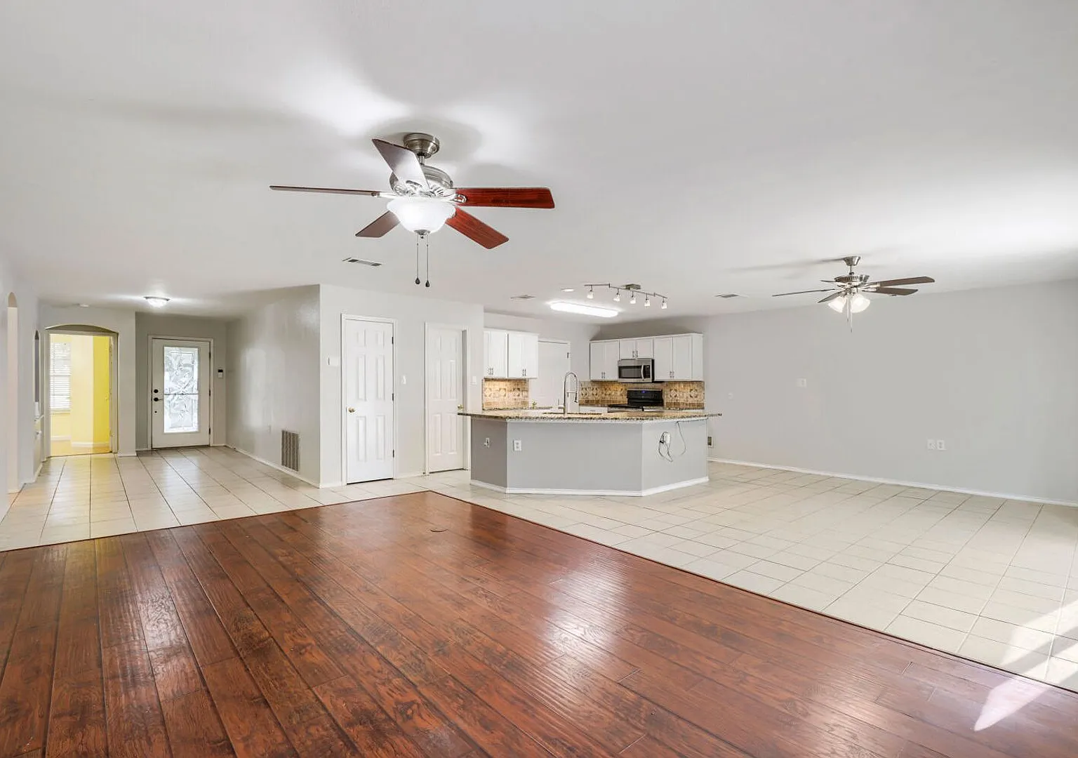 Just hit the market- 4 bedrooms located off Nacogdoches and Judson road — Photo 4