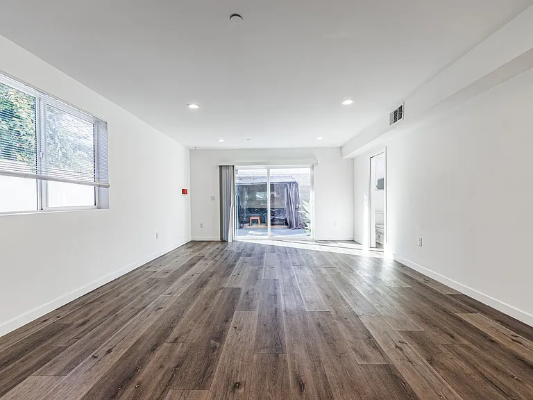 1119 N Berendo St — Photo 17