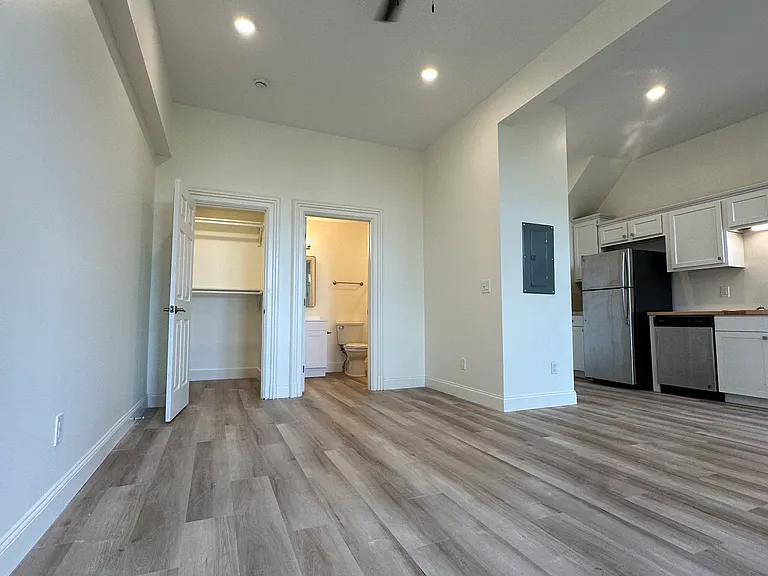 930 Summit Ave #1 — Photo 13