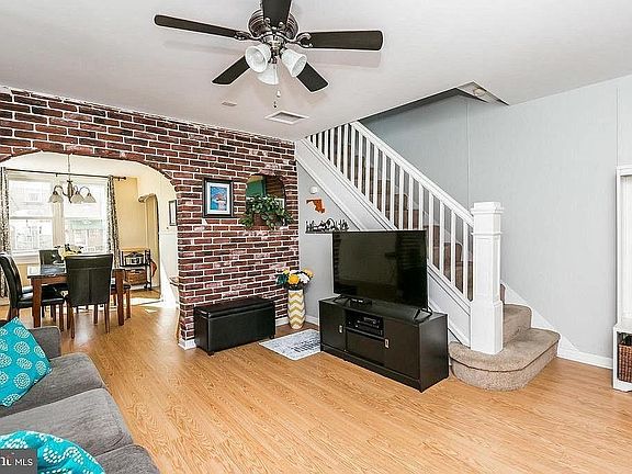 Good Living & Dining Area!