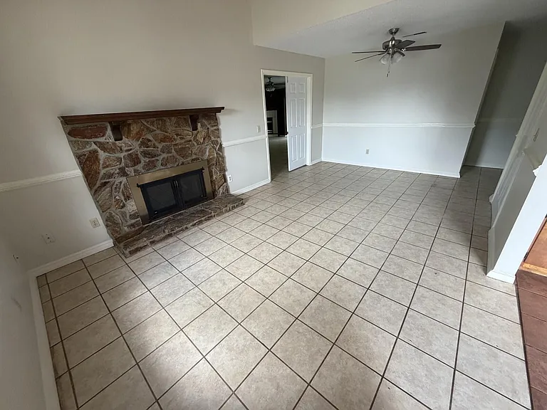 5830 Lost Creek Dr — Photo 6