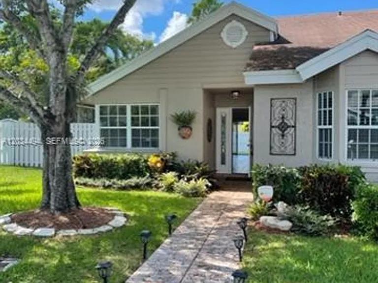 11160 SW 11th Pl — Photo 1